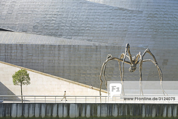 Skulptur vor dem Guggenheim-Museum  Bilbao  Spanien