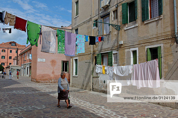 Wäsche trocknend auf Wäscheleinen in einer Gasse  Giudecca  Venedig  Italien