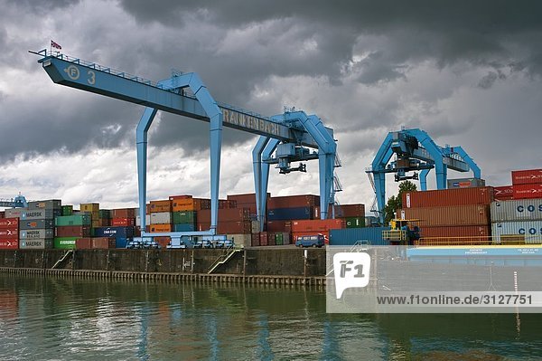 Containerhafen in Wiesbaden  Deutschland