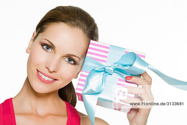 Frau mit einem Geschenk