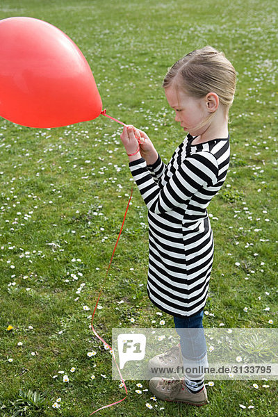 Mädchen im Freien mit Ballon