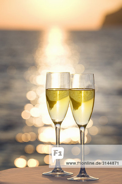 Zwei Gläser Champagner bei Sonnenuntergang