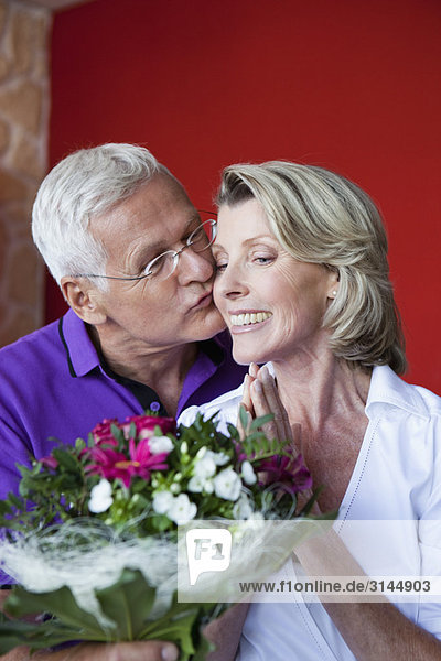 Senior Paar mit Blumenstrauß