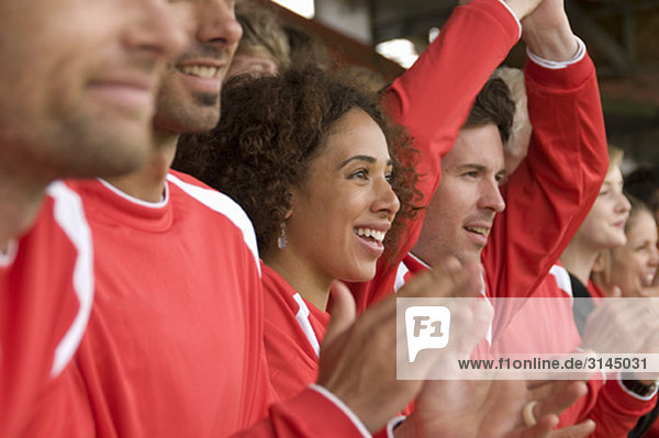 Fans klatschen beim Fußballspiel