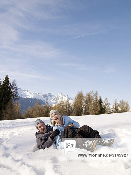 Paar das im Schnee spielt