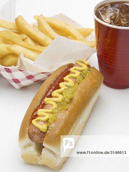 Ein Hot dog  eine Portion Pommes und ein Becher Cola