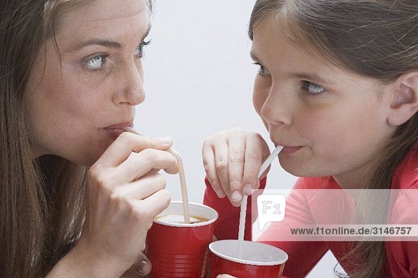 Mädchen und junge Frau beim Milchshake trinken