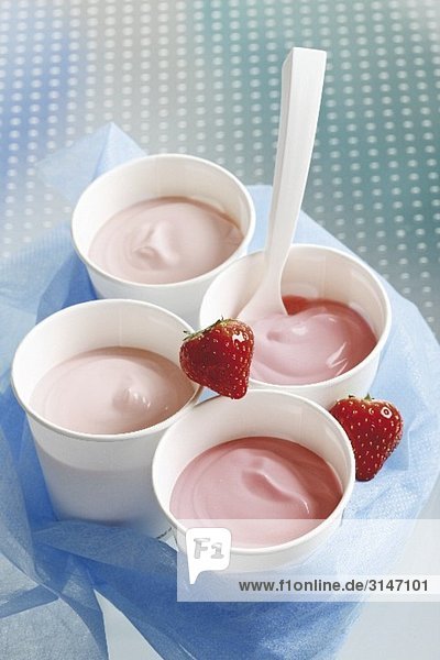Erdbeerjoghurt in vier Bechern