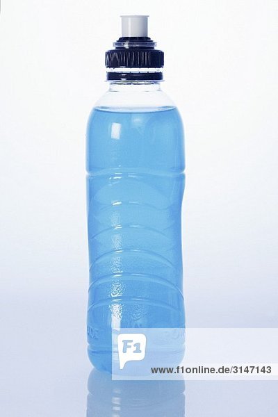 Blauer Energy Drink in Plastikflasche