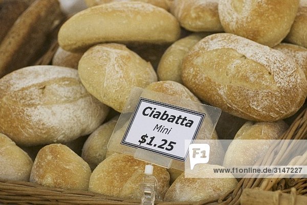 Ciabatta in Körben auf einem Markt (USA)