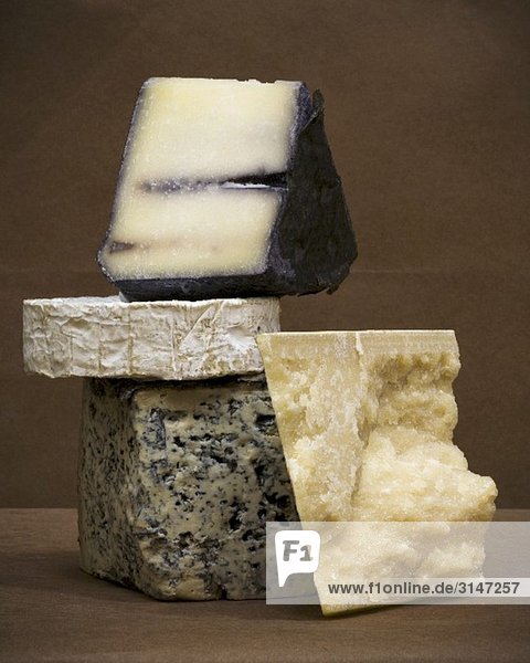 Vier verschiedene Käsesorten  gestapelt