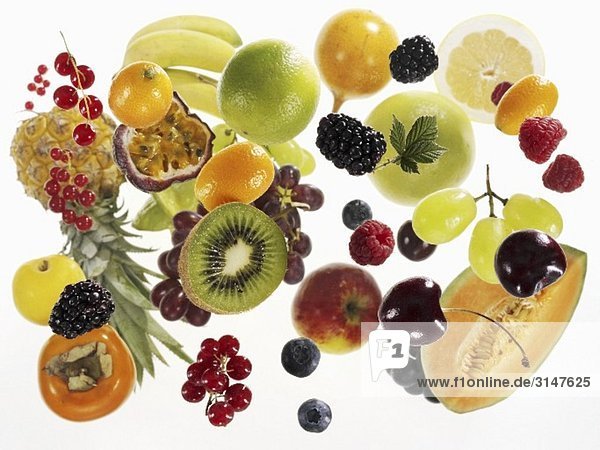 Verschiedene Früchte auf weissem Hintergrund