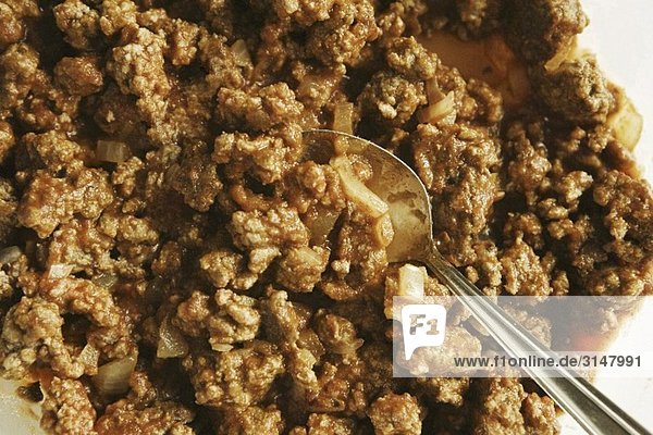 Gebratenes Hackfleisch mit Löffel Draufsicht