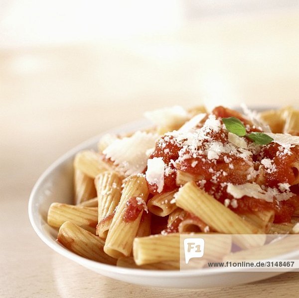 Rigatoni mit Tomatensauce und Parmigiano