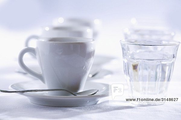Drei Tassen Espresso mit Wassergläsern