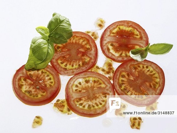 Tomatenscheiben und Basilikum