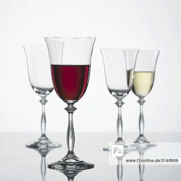 Rotweinglas  Weissweinglas und leere Weingläser