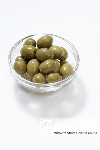 Grüne Oliven im Glasschälchen