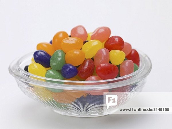 Bunte Jelly Beans im Glasschälchen