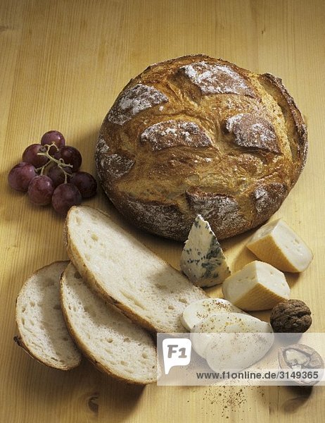 Brot mit Käse  Walnuss und Weintrauben