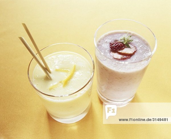 Mango-Joghurt-Drink mit Mineralwasser & Erdbeerbuttermilch