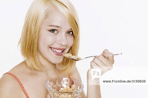 Blonde Frau ißt Cornflakes