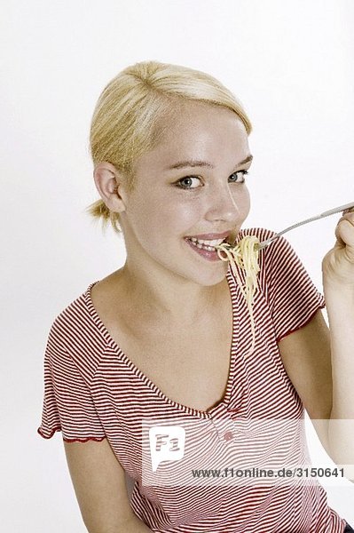 Blonde Frau ißt Spaghetti