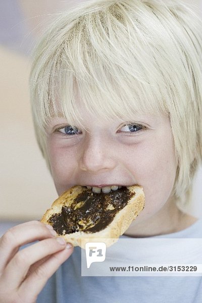 Junge isst Toast mit Vegemite (würziger Brotaufstrich  Australien)