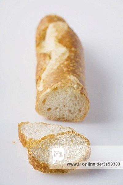 Baguette am Stück in Scheiben
