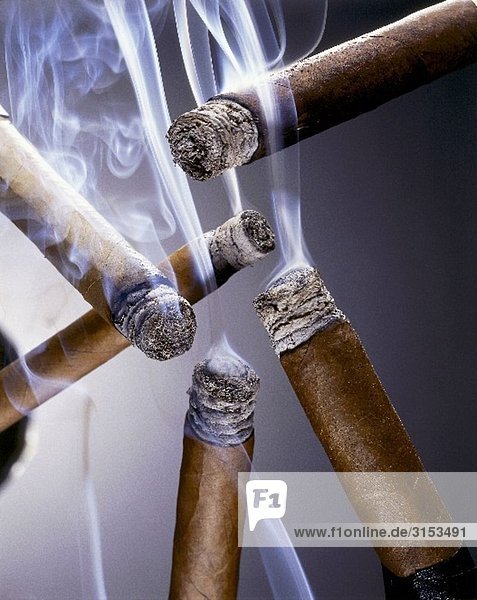 Fünf rauchende Zigarren