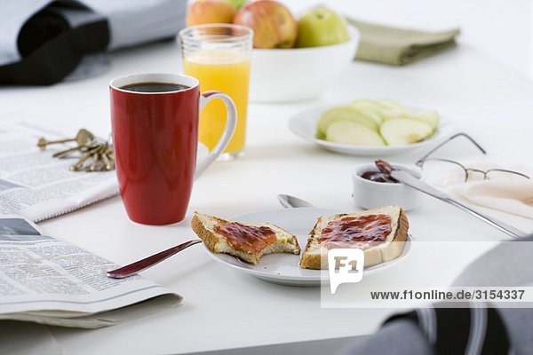 Frühstück und Zeitung auf dem Tisch