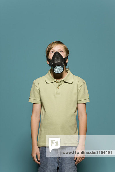 Junge mit Gasmaske