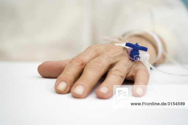 Patientenhand mit Tropfinfusion