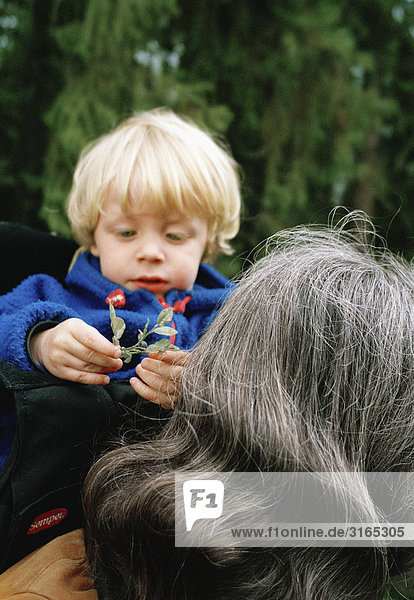 Ein Junge getragen von seiner Großmutter  Schweden.