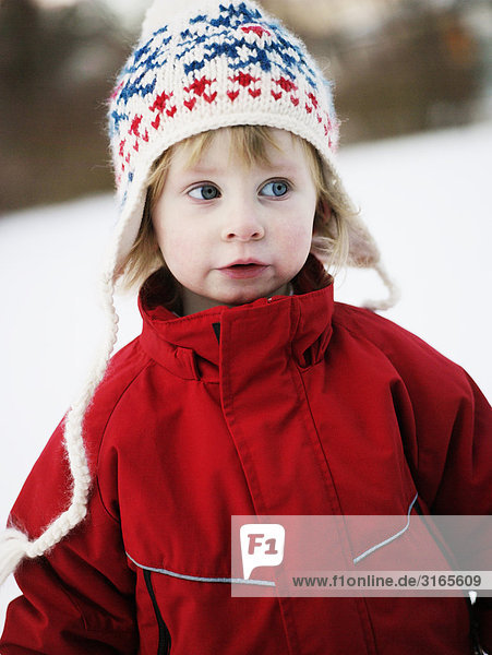 Ein Mädchen im Schnee Schweden spielen.