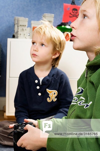 Zwei skandinavischen Boys spielen von Videospielen  Schweden.