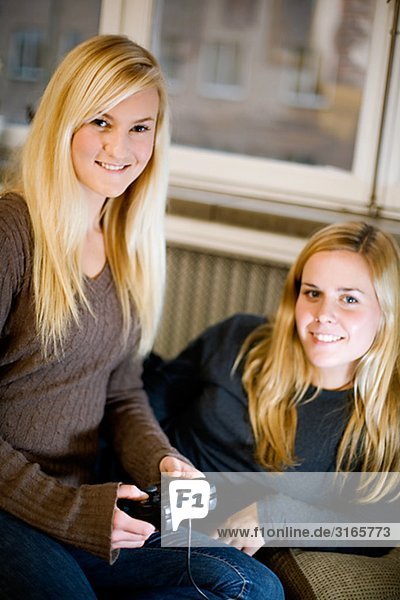 Zwei junge skandinavische Frauen  Schweden.