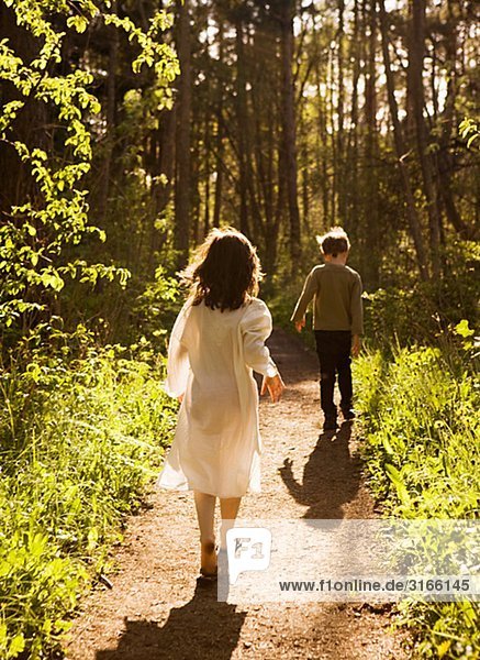 Ein Mädchen und ein Junge walking im Wald  Schweden.
