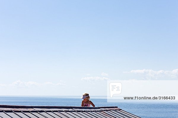 Blauer Himmel mit einem kleinen Mädchen im Vordergrund Schweden.