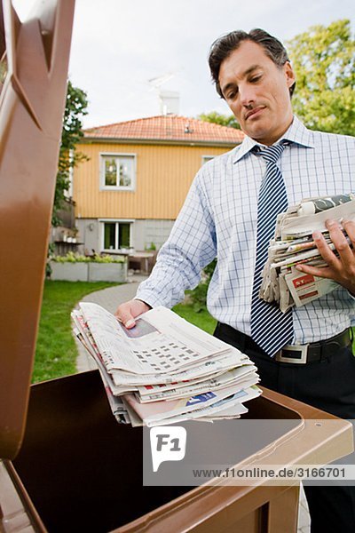 Ein Mann recycling Zeitungen  Schweden.