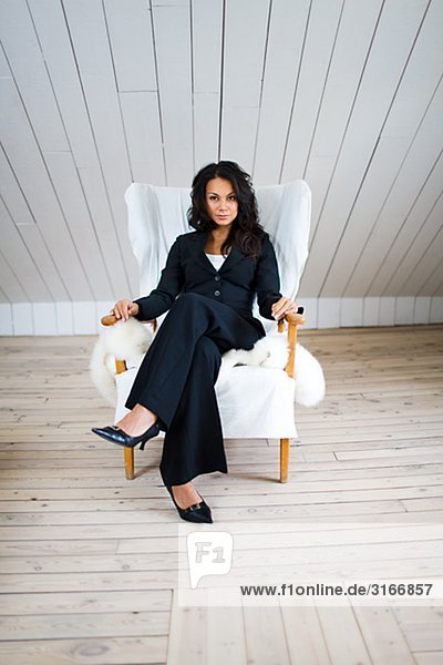 Eine Frau sitzend im Lehnstuhl Schweden.
