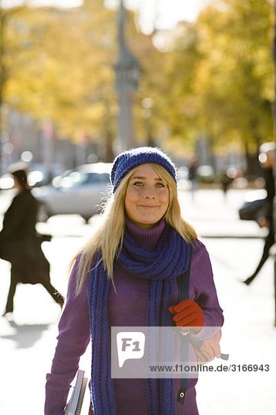 Eine Frau zu Fuß in Street im Herbst Stockholm Schweden.