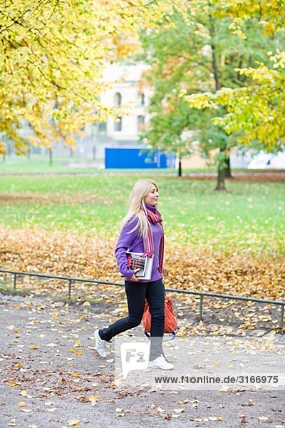 Eine Frau ein Rucksack Stockholm Schweden.