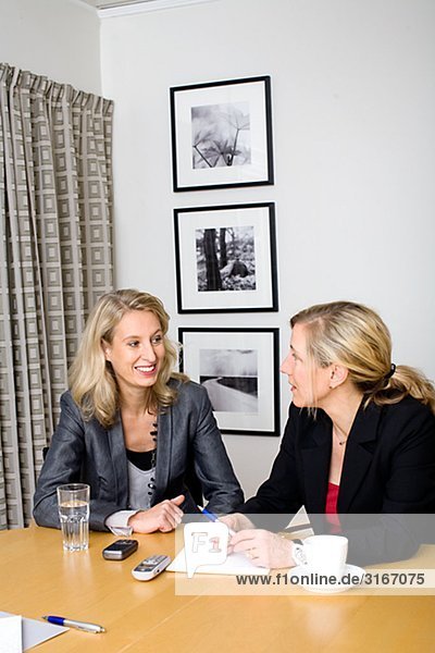 Zwei Frauen mit einem Treffen Schweden.
