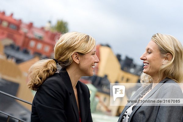 Zwei Frauen haben ein Gespräch Schweden.