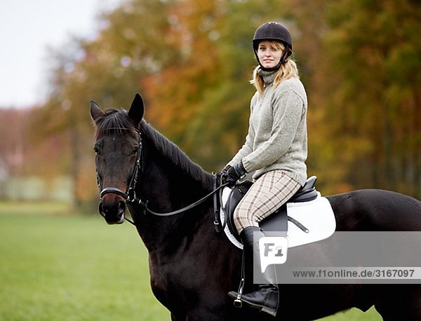 Eine Frau Reiten eine Pferd-Schweden.