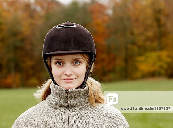Portrait einer Frau trägt einen Helm Reiten Schweden.