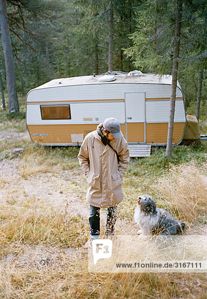 Mann mit einem Hund durch ein Trailer  Schweden.