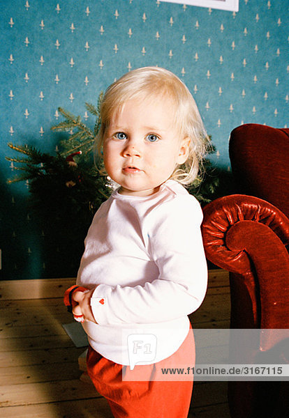 Porträt von ein kleines Mädchen in einem Wohnzimmer  Schweden.