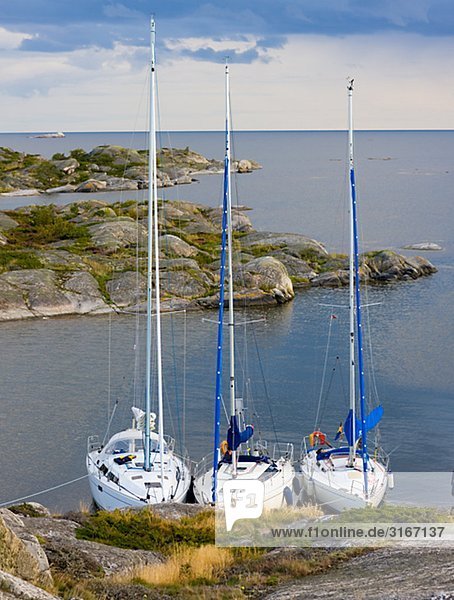Segel-Boote vor Anker in Stockholmer Schären Schweden.